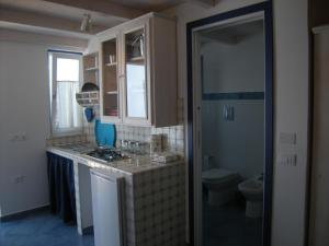 乌斯蒂卡Residence Timeo的一间带水槽和卫生间的小厨房