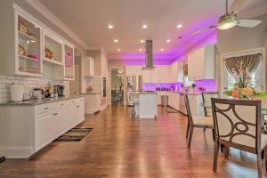 德卢斯Duluth Home with Patio 22 Mi to Downtown Atlanta!的一间设有白色橱柜和紫色天花板的大厨房