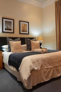德班桑德灵厄姆住宿加早餐酒店的一间卧室配有一张带枕头的大床