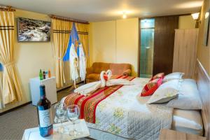 奇瓦伊Los Portales de Chivay的一间卧室配有一张床和一瓶葡萄酒
