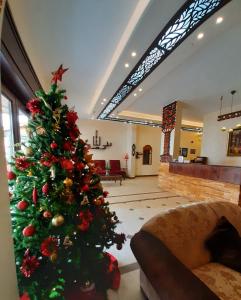 马达巴鲁曼酒店的客厅中间的圣诞树