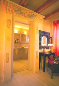 卡尔斯塔特Cleo´s Hotel Kallstadt的一间带两个盥洗盆和大镜子的浴室