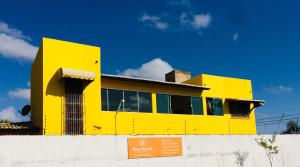 莫索罗Ruta Del Sol的墙上的黄色建筑
