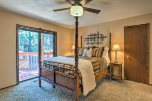 弗拉格斯塔夫Wooded Retreat with Deck 4 Mi to Downtown Flagstaff的一间卧室配有一张床和吊扇