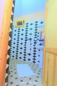 伊姆利尔Hotel Aremd - Aroumd Imlil route du Toubkal的一间带卫生间的浴室和墙上的电视