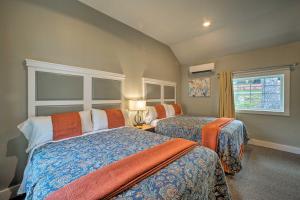 布兰森Downtown Branson Cottage with Pool Access!的一间卧室设有两张床和窗户。