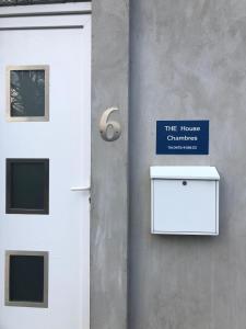 沙勒罗瓦House的门旁墙上的蓝色标志
