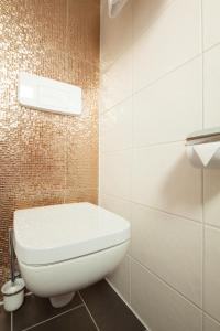 柏林库弗斯坦达姆大街厄尔巴酒店 - 钱伯斯设计的浴室铺有棕色瓷砖,设有白色卫生间。