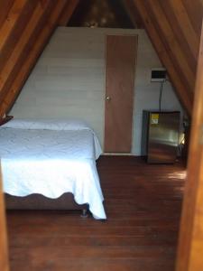 Chalets en Santa Elena en medio del Bosque客房内的一张或多张床位