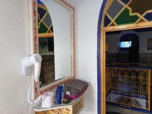 舍夫沙万阿比坎查酒店的一间带镜子和吹风机的浴室