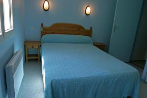 Guchen阿比宗洛克酒店的蓝色卧室,配有一张带蓝色棉被的床