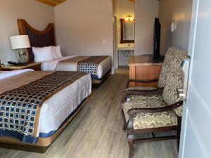 卡纳布Red Canyon Cabins的酒店客房,配有两张床和椅子