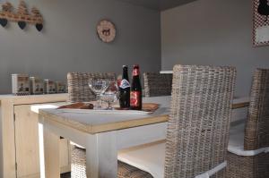 埃尔伯蒙波米尔杜尔全酒店的餐桌,配有葡萄酒瓶和玻璃杯
