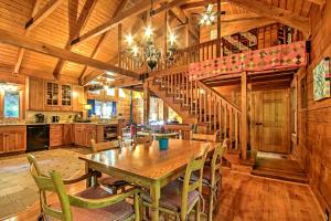 McGaheysvilleCozy Owl Lodge Cabin - Relax or Get Adventurous!的一间带木桌和楼梯的用餐室