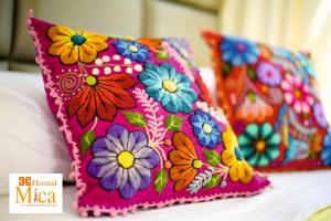 AbancayHostal Mica的床上的粉红色枕头,花朵丰富