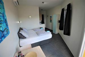 拉贡巴伊亚公寓及跳水处的小房间,内有一张小床