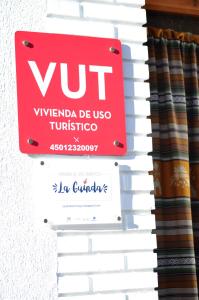 孔苏埃格拉归恩达公寓的砖墙上的红色出口标志