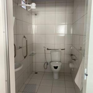 Cacha Pregos诺拉格宾馆的浴室配有卫生间、淋浴和盥洗盆。
