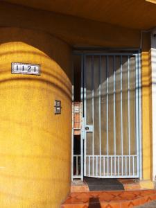 安托法加斯塔Resimed的通往黄色建筑的门,有门