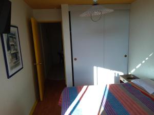 安托法加斯塔Resimed的一间卧室配有一张床和一个衣柜及一扇门
