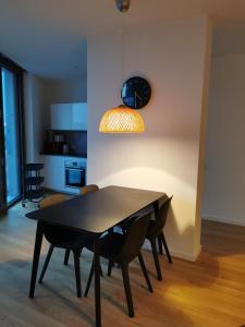 维也纳Apartment am Belvedere Vienna的用餐室配有桌椅和灯具