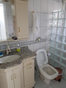 塞尔苏拉穆斯州长镇Casa de Praia em Palmas的一间带卫生间和水槽的浴室