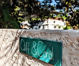 瓦尔卡拉Cliff & Coral的墙上的记号,上面写着咖啡馆的结束