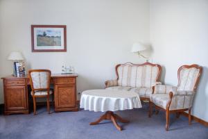 格但斯克塞德洛斯基酒店的客厅配有两把椅子和一张桌子