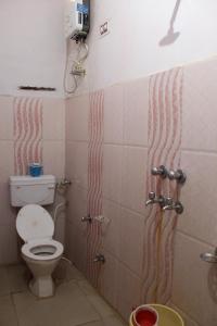 奥拉奇哈Sunset Backpackers Hostel的一间带卫生间和淋浴间的浴室