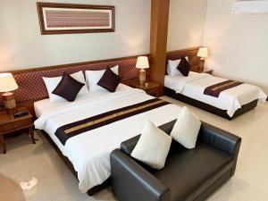 曼谷True Siam Rangnam Hotel的酒店客房,设有两张床和一张沙发