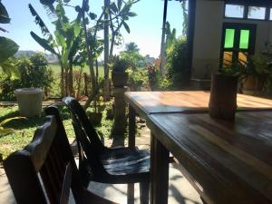 珍南海滩索卢纳旅馆的一张木桌和椅子,享有花园的景色