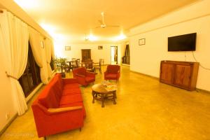 贾夫纳Jaffna Heritage Villa的客厅配有沙发、椅子和桌子