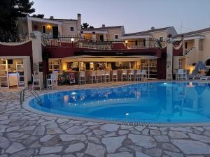 卡沃斯地中海之蓝公寓的酒店前方的大型游泳池