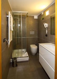 塔兰托欧洲酒店的带淋浴、卫生间和盥洗盆的浴室