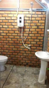 奥南海滩Meechok organic home的浴室设有砖墙、卫生间和水槽