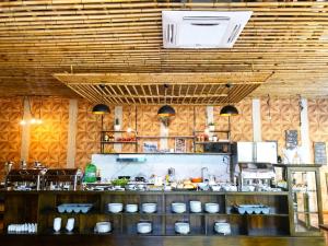 富国富国岛酒店的一间厨房,内设木墙和柜台