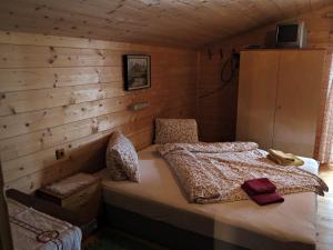 东蒂罗尔地区马特赖斯坦姆弗霍夫酒店的卧室配有木墙内的一张床
