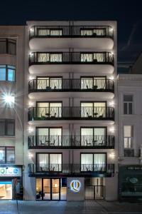 安特卫普Qstay Good Living Apartments的一座高大的建筑,旁边设有阳台