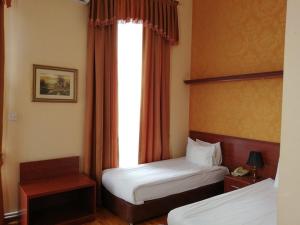 巴库阿兹克特酒店的酒店客房设有两张床和窗户。