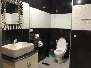 奥隆阿波Out Back的浴室配有白色卫生间和盥洗盆。