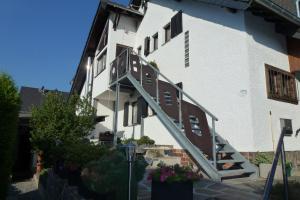 梅谢尼希Blindert的白色的建筑,旁边设有楼梯