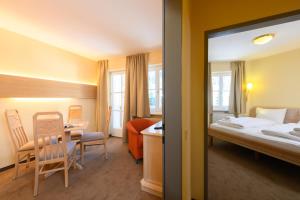 弗拉绍水晶公寓式酒店的酒店客房配有一张床铺和一张桌子。