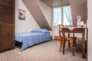 Bottmingen博特明根住宿加早餐酒店的一间卧室配有一张床、一张桌子和一张桌子