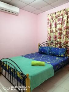 峇株巴辖LAYLA INN的小卧室配有一张带蓝色毯子的床