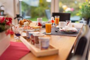 Bottmingen博特明根住宿加早餐酒店的一张桌子,上面有早餐食品和饮料