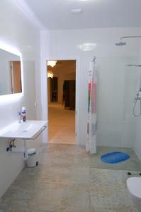 卡尔佩Loft Valentia Tous Calpe的白色的浴室设有水槽和淋浴。