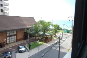 福塔莱萨Netuno Beach Hotel的享有街道的景色,设有一座建筑和棕榈树