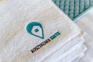华沙Koszykowa Suite - apartament w centrum Warszawy!的手巾纸上写有未知的arma字样