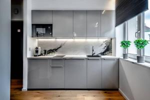 华沙Koszykowa Suite - apartament w centrum Warszawy!的厨房配有白色橱柜和水槽