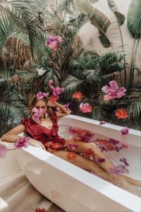 诺萨拉Nosara Satori Bubbles的坐在花卉浴缸中的女人